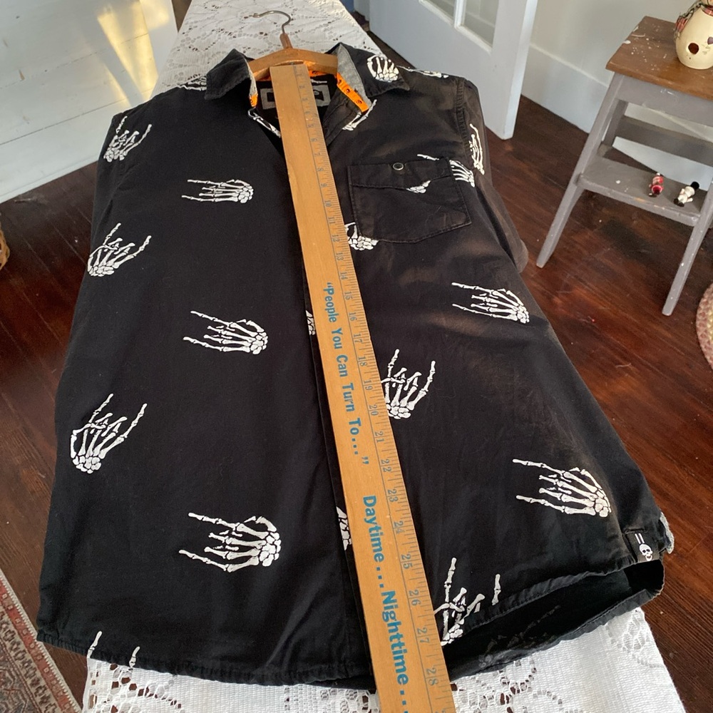 Men’s medium cotton black/white skeleton rock handprint button down short sleeve - Picture 7 of 8